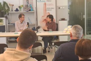 Andrija i Olja razgovaraju. Publika sluša
