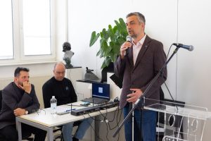 Branimir Šutalo govori, a za dobar ton se brinu Goran Skrbin i Igor Hergotić