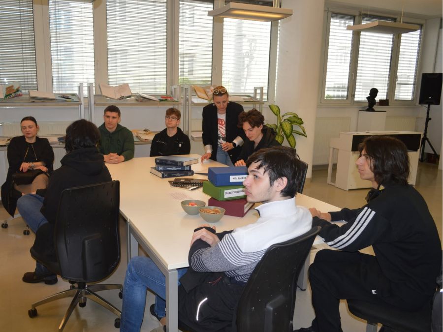Dan otvorenih vrata - učenici Elektrotehničke škole s profesoricom Anom Šutalo Barić.