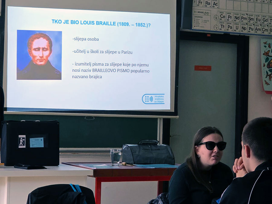 Dejana Rakić govori učenicima o Louisu Brailleu