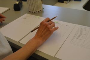 Kolegica Tamara Drenovac koordinira natjecatelje iz discipline u disciplinu