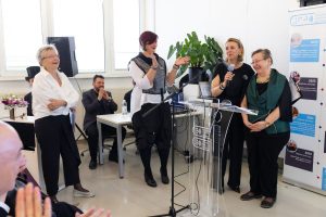 Laureatkinja Ljerka uzbuđeno se obraća publici