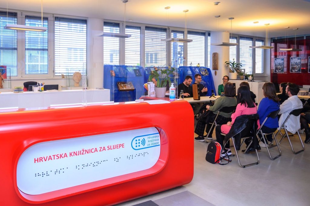 Sudionici tribine i publika