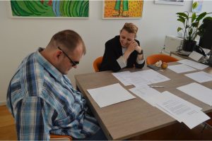 Mihael Ištvanek, redoviti natjecatelj, nakon izražajno pročitanog teksta razgovara s kolegicom Robertom Jakša Bonačić