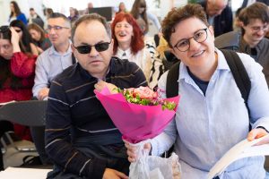 Mirko i Iva iz Zaklade Čujem, vjerujem, vidim s buketom cvijeća za ravnateljicu