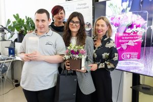 Poziranje laureata BEK VOKALA, ravnateljice Ivane Rotim i Karoline Zlatar Radigović