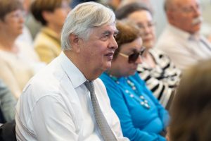 Profesor Pero Pažin i Ljubica Kovač prate program