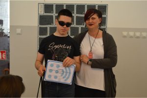 Ravnateljica i Deni Brščić, prvoplasirani u disciplinama brzina i točnost te izražajnost u kategoriji učenika