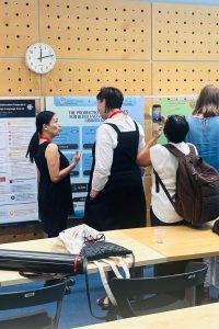 Ravnateljica i japanska profesorica uz poster HKZASL
