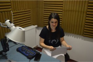 Snimateljica Danijela Marušić, umjesto naratora u studiju ima danas kandidate u čitanju na brajevom retku. Natjecanje samo što nije počelo, ovo su zadnje tehničke probe