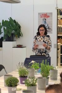Učiteljica vrtlarstva iz Srednje škole CZOO Zagorska, Valentina Žegala prije praktičnog dijela radionice govori o važnosti očuvanja planeta i prirode