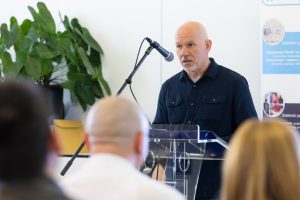 Ulomak iz prvonagrađene priče Poruka u stihu, Nikole Rundeka čita spiker i narator brojnih naslova iz našeg fonda, Ivan Kojundžić