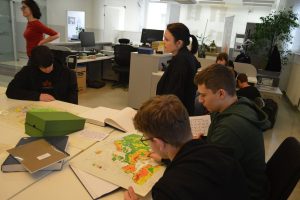 Upoznavanje s taktilnim geografskim kartama i slikovnicama