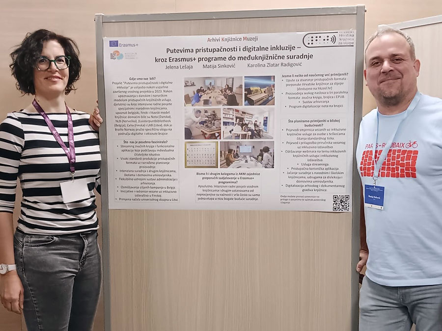 Uz poster stoje Jelena Lešaja i Matija Sinković, koji su zajedno s ravnateljicom Karolinom Zlatar Radigović koautori posterskog izlaganja