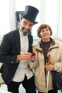 Vera Čulina poklanja svoje tradicionalne rukotvorine, heklano srce i jagodice maestru Viti